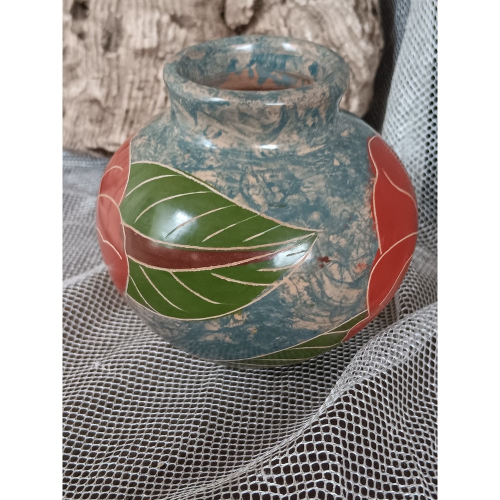Nicaraguan folk art pottery vase. - Picture 2 of 7
